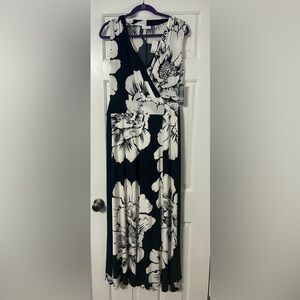 New York And Company Black And White Floral Faux Wrap Maxi Dress Size M NEW